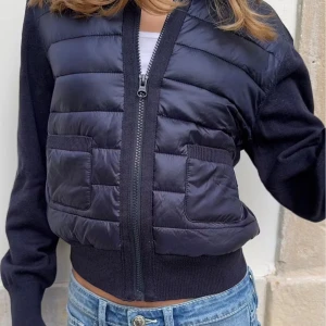 Quiltad bomberjacka i svart och vitt - gina cardigans, en vit och en marinblå, säljer 2 för 500kr och 1 för 250kr super snygg för hösten och våren, super bekväma och fina!