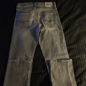 Grå jeans med avtagbara ben - Säljer ett par grå jeans med raka ben och avtagbara benpartier som gör dem till shorts. Jeansen har klassiska bakfickor med dekorativa sömmar och dragkedja i knähöjd. Perfekta för dig som vill ha två stilar i ett plagg.