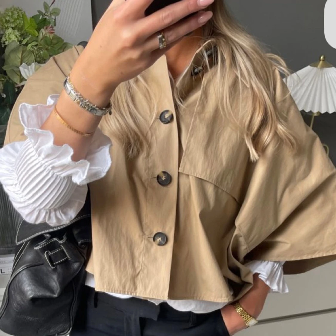 Beige croppad trenchcoat med knappar