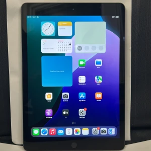Apple iPad 7th Gen (2019) 10.2" 32GB - Snygg Apple iPad 7th Gen (2019) med 10.2" skärm och 32GB lagring. Kör senaste iPadOS 18.0.1. Skärmen och baksidan ser ut att vara i mycket gott skick utan synliga repor eller skador. Perfekt för surf, appar och underhållning.