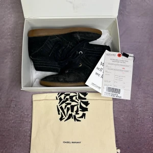 Isabel marant Bobby  - Mycket fint skick, äktighetsbevis finns + allt og | Size 40 | fraktar spårbart inom 24 timmar | för att köpa klicka ”köp nu” | vid frågor eller funderingar skriv en meddelande | följare får bättre rabatter🙌