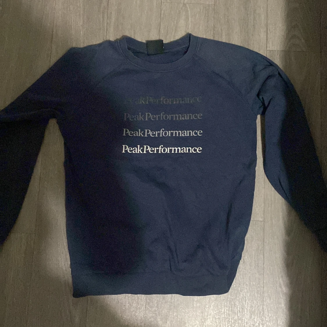 Mörkblå Peak Performance tröja