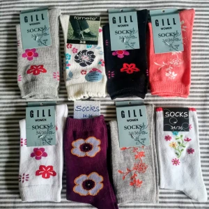 8 Par Flickstrumpor Med Blommor Stl 34 /36 - Helt nya, stl 34 /36 Finstickade strumpor med fina motiv i mjuk bomullsblandning, har högt skaft med resår, rök och djurfri hem.