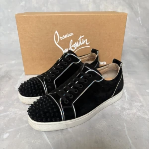 Christian Loubotin svart - Svarta Loubotin skor i storlek 42. Allt original. 9/10 skick utöver en liten flaw. Självklart äkta! DM vid intresse!