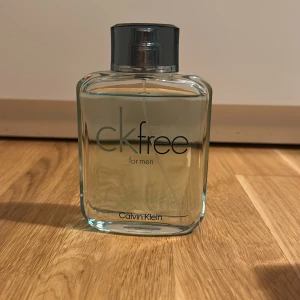 CK Free for Men 100ml - CK Free for Men från Calvin Klein, 100 ml. En klassisk eau de toilette med stilren design. Ingredienser: alcohol denat, propylene glycol, parfym, aqua, limonene, linalool, citral, m.m. Tillverkad i Frankrike. Perfekt för dig som vill ha en fräsch signaturdoft.