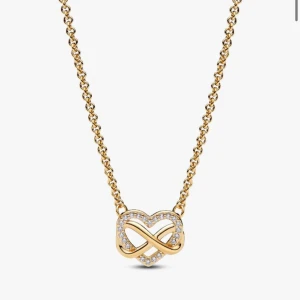 Guldhalsband med hjärta och evighetssymbol - Snyggt guldhalsband med ett hängsmycke i form av ett hjärta och en evighetssymbol. Hängsmycket är dekorerat med små gnistrande stenar som ger extra bling. Perfekt accessoar för att lyfta din stil. Finns även matchande örhängen som jag säljer. Nyskick, dm för bild på halsbandet om ni vill se de på vanlig kamera. Nypris 1399:-