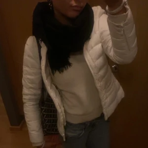 Snygg dunjacka! - Jättesnygg jacka, perfekt till hösten!! Kommer tyvärr inte till användning längre 