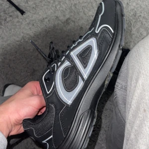 CD B30 - Säljer mina skor eftersom dom passar inte mig. Dom är använd endast en gång och reflekterar. Det finns ingen tecken på användning. Fraktas inom 1-2 dagar