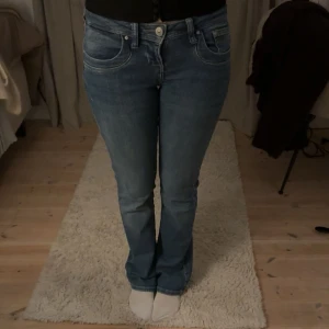 Blå bootcut jeans med låg midja - Blåa lågmidjade bootcut jeans från ltb🥰storlek S, midjemått 37cm, innebenslängd 84cm