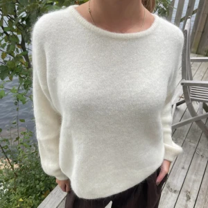 Vit  stickad tröja - En superfin stickad tröja från design by si❣️säljs då ja inte använder den längre. Står tyvärr inte storlek men skulle uppskatta xs☺️ skriv vid fler frågor!