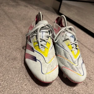 Adidas Predator Elite FG fotbollsskor - Säljer ett par Adidas Predator Elite FG fotbollsskor. Den kommer med jumpa påse och med sko boxen. Kan inte garantera att boxen inte blir knölig. Storlek 43 och en tredjedel. Har använts i max 4 månader. Skorna har ett normalt slitage.