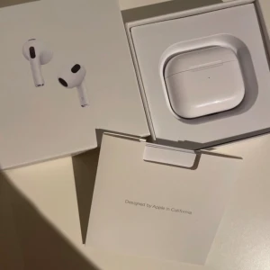 AirPods 4 - Säljer ett par Apple AirPods 3 med originalförpackning, laddningskabel och laddningsetui. Hörlurarna är i fint skick, inga synliga repor eller skador på etuiet. Perfekt för trådlös musik och samtal med hög ljudkvalitet. Snabb och enkel anslutning till iPhone och andra Apple-enheter.