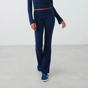 Mörkblåa Yoga pants Gina Tricot  - Mörkblåa yoga pants från Gina tricot i storlek M! Byxorna är i fint skick!