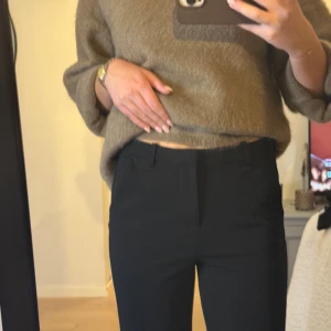 Kostymbyxor  - Säljer dessa kostymbyxor från only i storlek S/32 då dom tyvärr inte kommer till användning. Dom är i ett bra skick! 