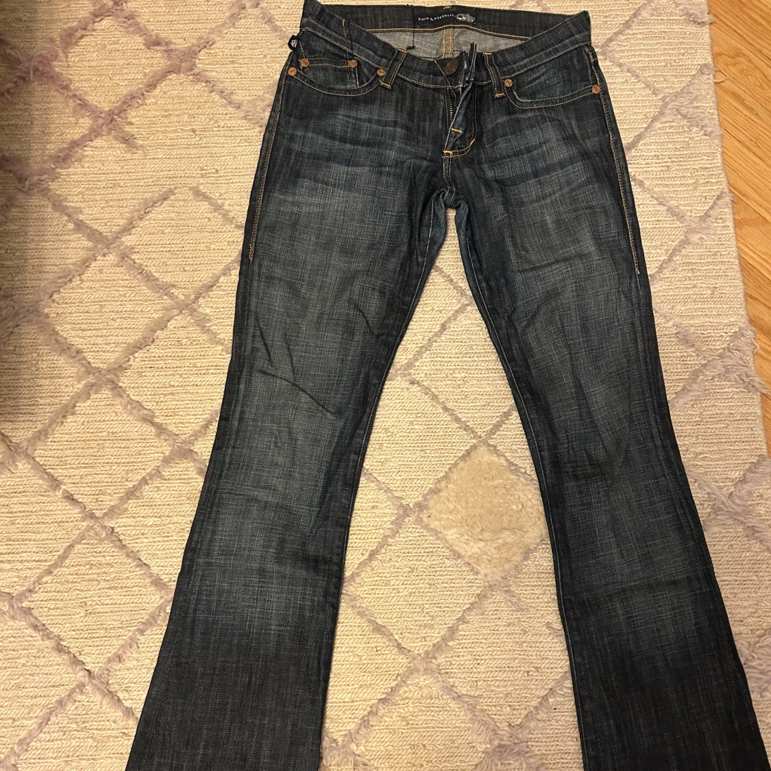 Victoria Beckham jeans med guldbrodyr - 1