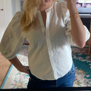 Vit blus  - Vit blid från hm, använd två gånger!