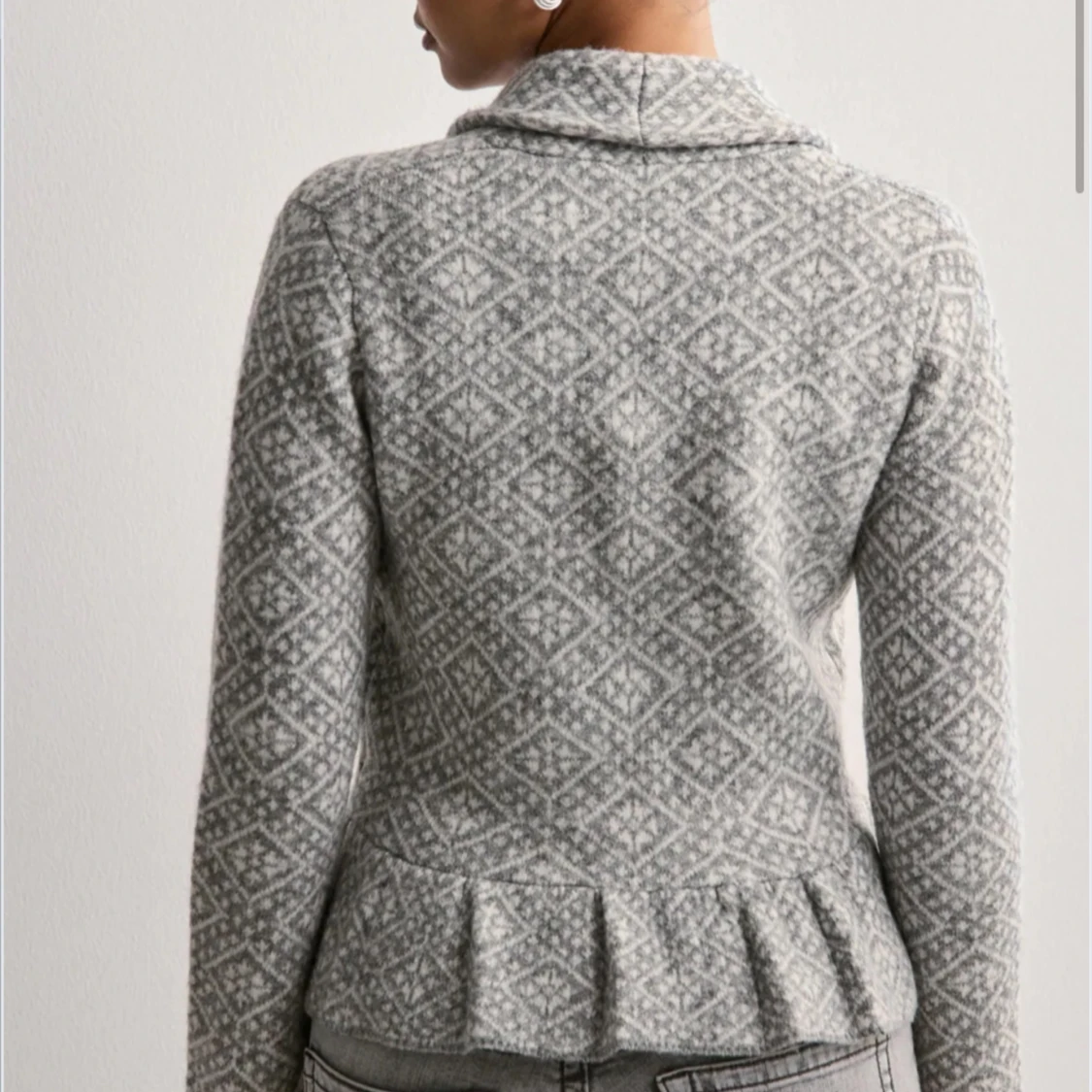 Grå mönstrad kofta med rosa knytband - 2