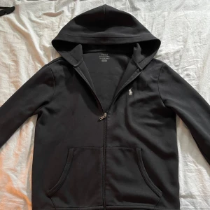 Ralph lauren zip - Säljer en ralph lauren zip som inte passar längre,inga hål alls även att den har använts mycket,den är storlek xs men passar s.