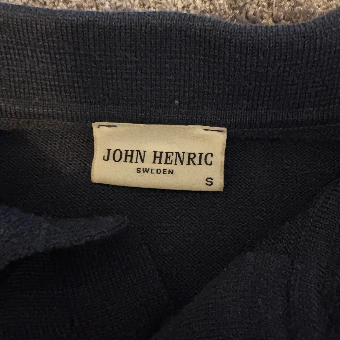 Mörkblå pikétröja i ull från John Henric - 1