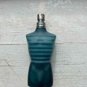 Jean Paul Gaultier Le Male - Hej, säljer nu min Le Male då jag knappast använt den. En ikonisk parfym i blå, randig flaska formad som en torso. Perfekt för dig som vill sticka ut med en tidlös och trendig look. Märket är känt för sin unika design och populära dofter. Det är ungefär 65ml kvar utav 75 ml. Ny pris runt 700 kr. Mitt pris 350 kr. Passar inte priset så kom med förslag!!!