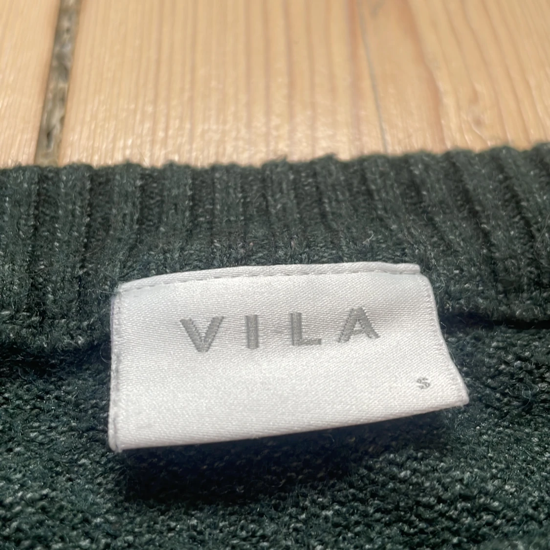 Mörkgrön stickad tröja från Vila - 1