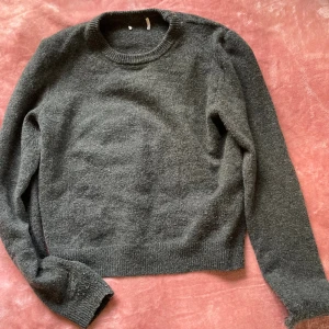 Stickad tröja  - Mysig stickad tröja från H&M. Har ett gosigt tyg och är superskön och varm och go. Den kommer dock inte till användning särskilt ofta så därför säljer jag den 💞😊