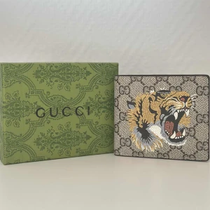 Plånbok  - En helt ny plånbok som aldrig är använd, därför är skicket 10/10. Box följer med när man köper. Självklart går priset att diskuteras och om du har några frågor eller om du vill ha bild på något mer så är det bara att skriva. 