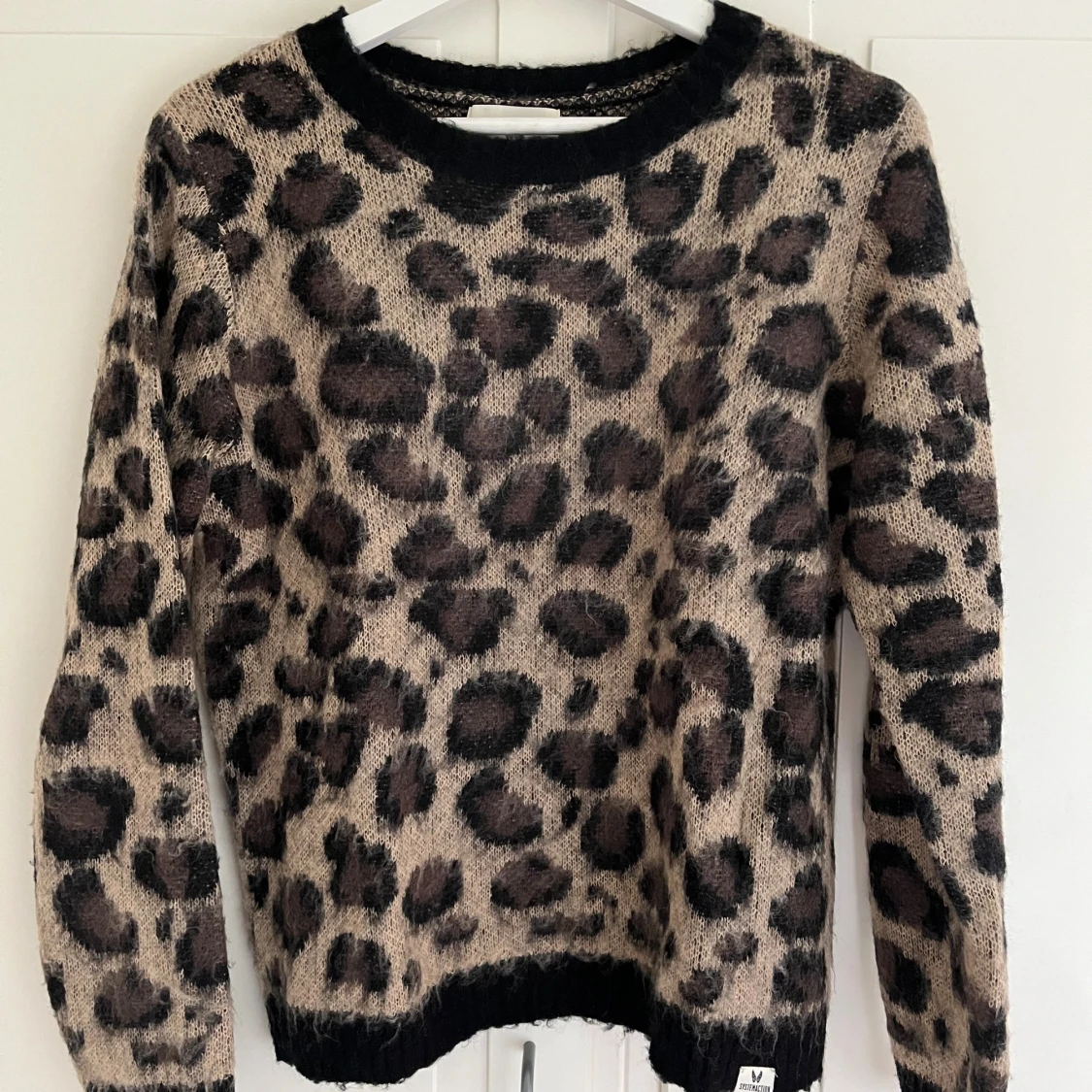 Leopardmönstrad stickad tröja