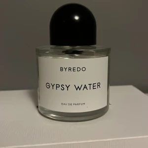 Byredo Gypsy Water Eau de Parfum - En 100ml Byredo Gypsy Water, kanske 97ml kvar. Säljer pga den inte passade mig så bra som jag trodde. Jag köpte den på NK för 2560kr så kvitto finns!! 
