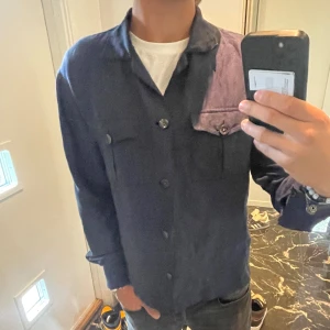 Oscar Jacobson overshirt - Tjenare, säljer nu en Oscar Jacobson overshirt i mörkblå, den har inga skador eller defekter, overshirten är i nyskick.  Nypris på denna ligger på cirka 3000 kr men jag säljer den för endast 750 kr.  Kontakta för fler frågor eller bilder