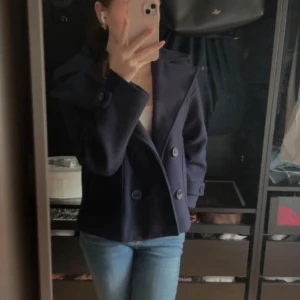 Mörkblå skepparkavaj  - Knappen på ena armen är sydd annars inga defekter❤️