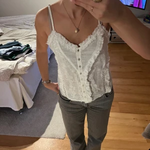 Vit linne - Topp från Zara med spetsdetaljer och broderat.