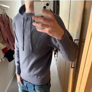 Massimo Dutti hoodie - Tjena, säljer en stilren blå hoodie från Massimo Dutti i mjukt material. Tröjan är i perfekt skick, skulle säga 9/10. Storleken är S, killen på bilden är ca 180. Släng iväg ett dm vid frågor🙌🍾