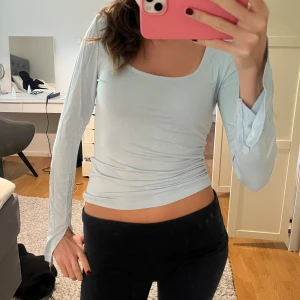 Ljusblå soft touch långärmad - Soft touch långärmad från gina tricot, aldrig använd