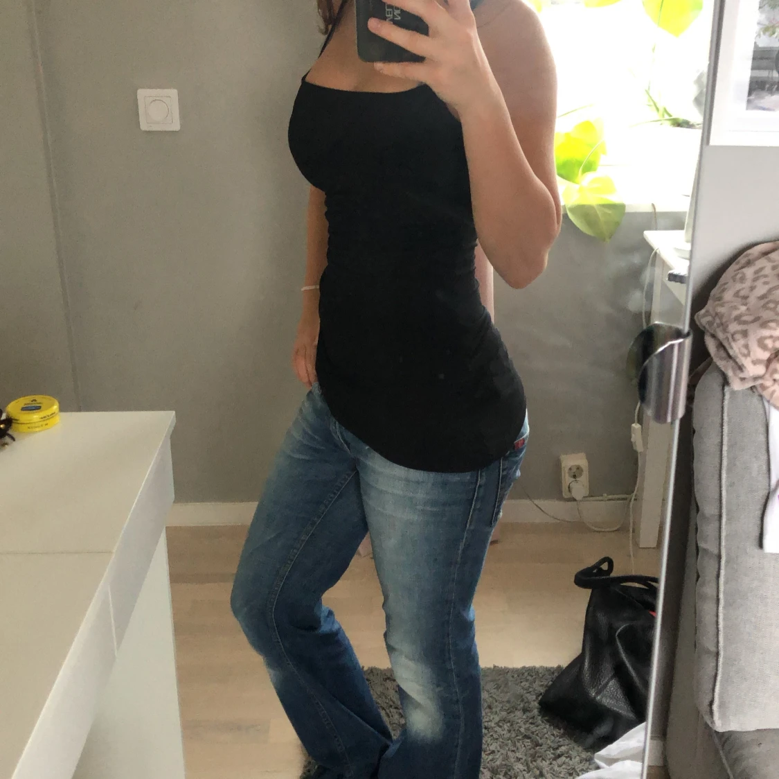 Svart tight linnetopp med smala axelband - 2