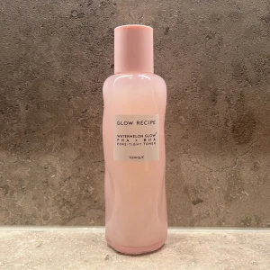 HELT NY Glow Recipe Watermelon Glow Toner - Säljer min helt nya oöppnade Glow Recipe Watermelon PHA+BHA Toner. Den innehåller vattenmelonextrakt🍉, kaktusvatten🌵, hyaluronsyra och exfolierande syror som ger återfuktad och fantastisk hy. Funkar även som primer NYPRIS 359kr-570kr ✨