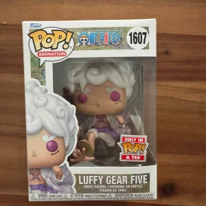 Funko Pop! Animation One Piece Luffy Gear Five #1607 - Säljer en Funko Pop! Animation One Piece Luffy Gear Five #1607. Figuren är i originalförpackning, ser ut att vara i nyskick utan synliga skador eller slitage. Perfekt för samlare och fans av One Piece. Begränsad utgåva 'Only in Pop! & Tee'.