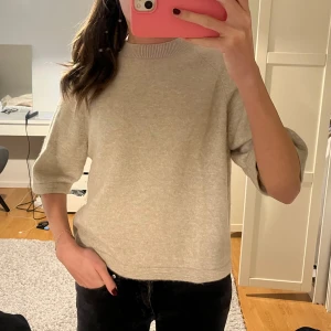 Trekvartsärmad tröja otherstories - Beige stickad t shirt från &otherstories