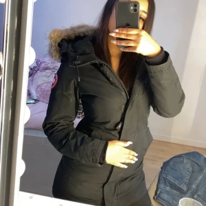 Canada goose jacka  - Säljer denna jacka eftersom att jag vill köpa en annan jacka. Denna jacka är i modell Victoria parka jätte fin jacka även jätte varm. Det är inget fel på jackan. Man kan även spänna åt jackan antingen om man vill ha den tajt vid midjan eller om man vill ha den löst.