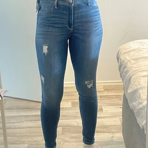  Hollister -Rise Jean Leggings – Advanced Stretchmed slitningar! - Tidlösa och superstretchiga jeansleggings med hög midja. Bekväma, figurnära!  W 28 L 28