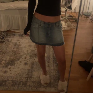 Lowwaist jeanskjol  - Mini kjol köpt secondhand som tyvärr är lite stor på mig. Super bra skick. Märket är oasis och storleken 38. 