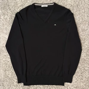 J.Lindeberg Tröja - | Condition: 9/10 | Color: Black and White | What is included: Only the shirt | Retail price: 1600kr |