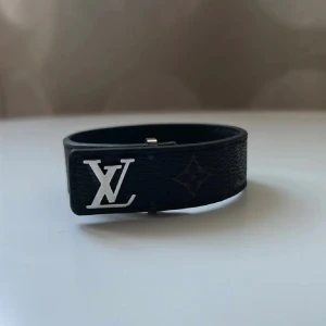 Svart armband  - Helt nytt, för mer info skriv t mig, fraktar inom 24 timmar.