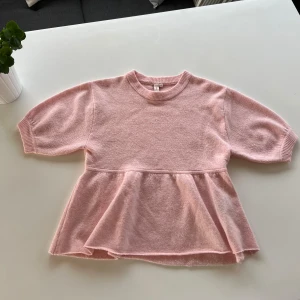 Stickad topp - Rosa stickad topp från Nelly i utmärkt skick, endast använd 1 gång. Kolla gärna in mina andra annonser och om du vill köpa flera varor så kommer vi överens om ett superbra paketpris😊