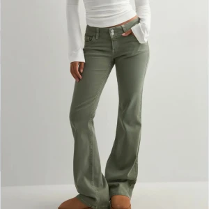 Gröna Nelly jeans - Endast använda en gång så i fint skick! Slutsålda på hemsidan just nu