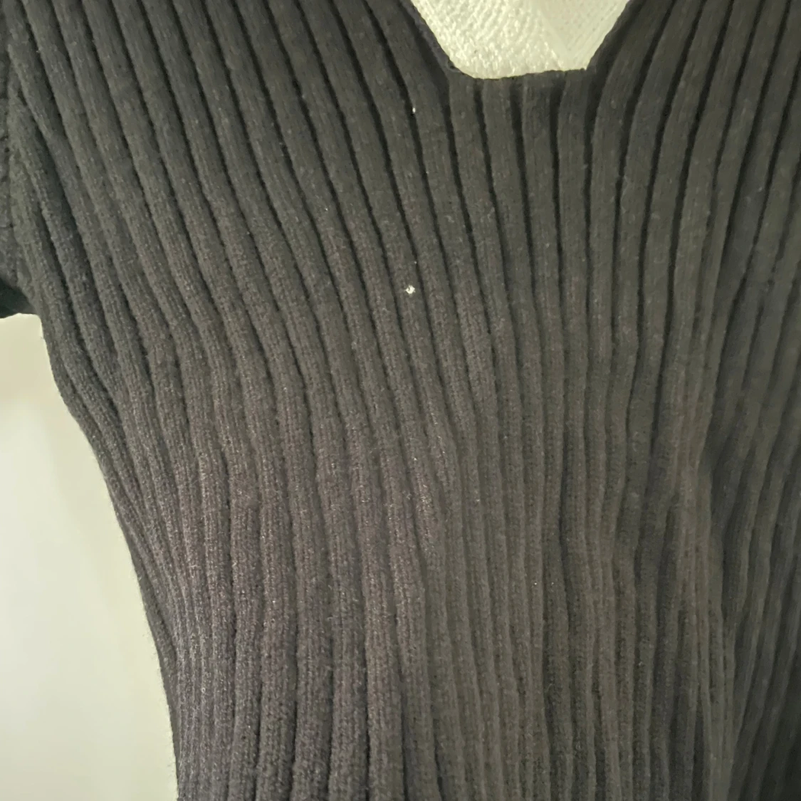 Svart ribbad topp med vit krage - 1