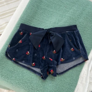 Abercrombie & fitch vintage pyjamas shorts  - Ett par shorts från Abercrombie & fitch i storlek XS. Jag skickar ditt köp inom 24h. Se liknande plagg i min profil! 