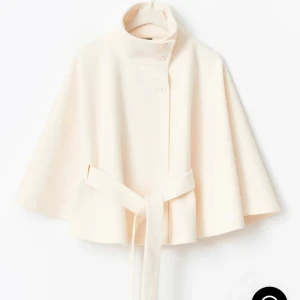 Beige poncho kappa med bälte och hög krage - Snygg beige kappa från Gina med breda ärmar, hög krage och knappar framtill. Jackan har ett matchande bälte i midjan som kan knytas för extra stilpoäng. Perfekt för dig som gillar minimalistisk och clean look. Storlek xs/s