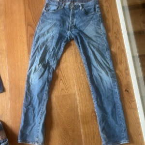 Levi's 501 ljusblå jeans 32/34 - Klassiska Levi's 501 jeans i ljusblå denim. Rak passform med fem fickor och knappgylf. 
