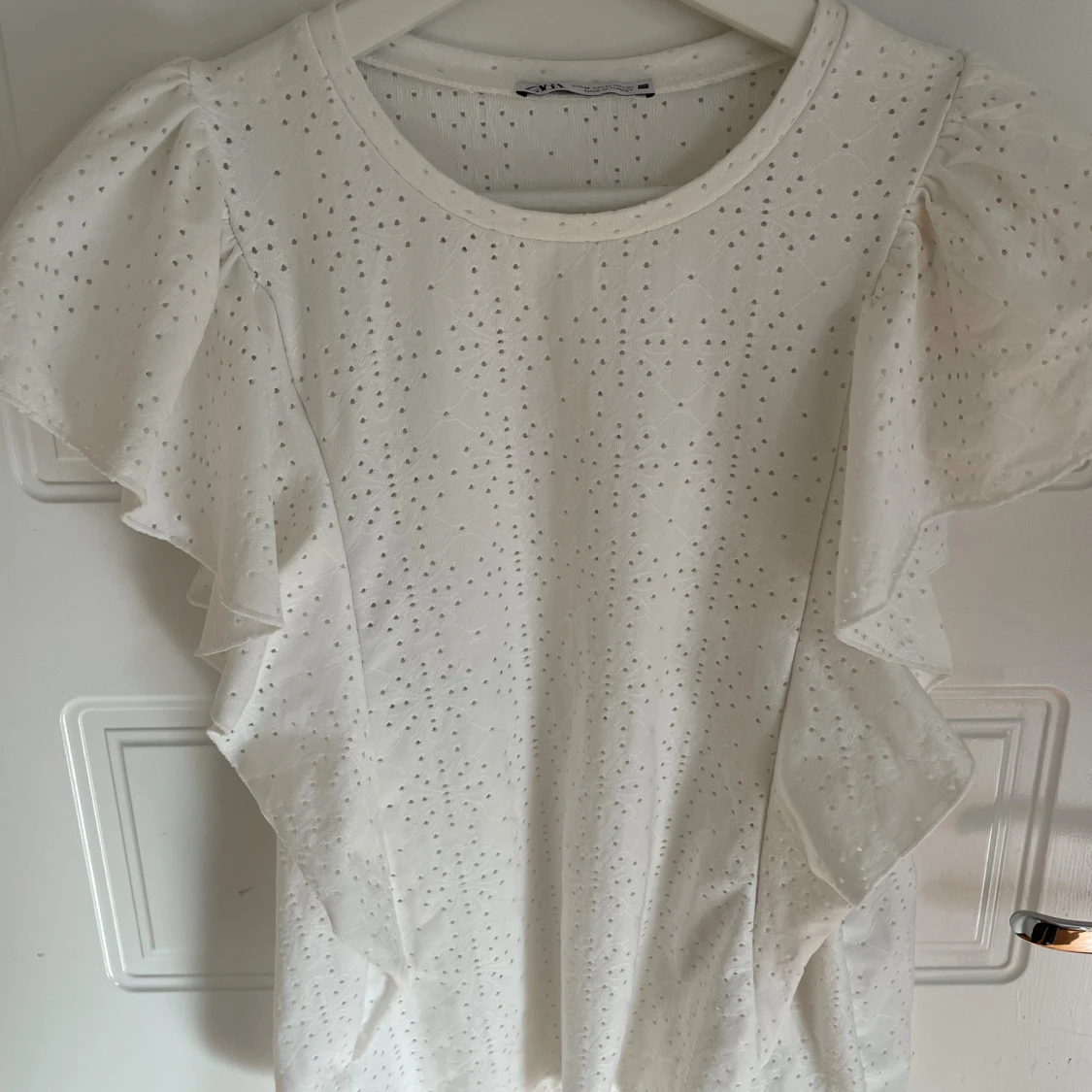 Vit blus med volang från Zara - 1